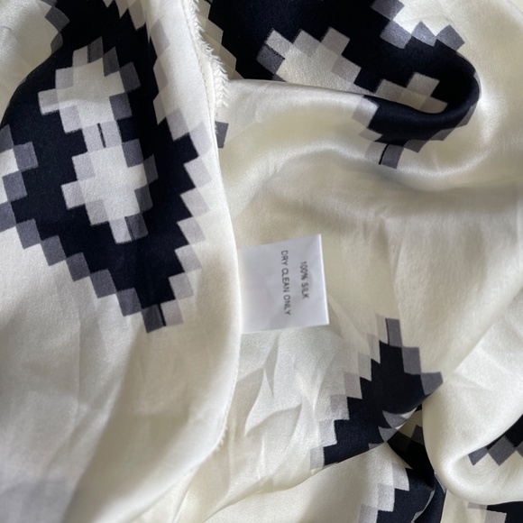 Britt Ryan Silk Geometric Print Blouse Size Medium - Picture 12 of 12